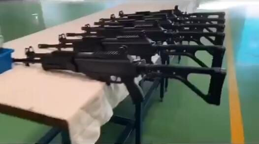 Nhìn qua bức ảnh này, nhiều người sẽ lầm tưởng đây là súng Galil Ace tuy nhiên không phải vậy. Việt Nam đã cải tiến rất nhiều bộ phận súng để nó có thể phù hợp hơn với đặc thù quân đội Việt Nam. Dễ thấy nhất là cải tiến ốp lót tay, khi bỏ các đường ray Picatinny trên hai bên ốp lót và chỉ giữ lại các ray Picatinny ở trên và dưới. Có thể điều này xuất phát từ nhận định rằng các ray này không cần thiết và việc cải tiến sẽ giúp ốp lót tay có hình dáng khá tương đồng với ốp của súng AK. Ảnh: Súng STV-380 chuẩn bị được thử nghiệm.