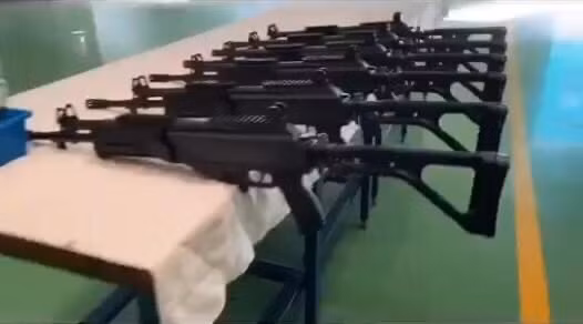 Nhìn qua bức ảnh này, nhiều người sẽ lầm tưởng đây là súng Galil Ace tuy nhiên không phải vậy. Việt Nam đã cải tiến rất nhiều bộ phận súng để nó có thể phù hợp hơn với đặc thù quân đội Việt Nam. Dễ thấy nhất là cải tiến ốp lót tay, khi bỏ các đường ray Picatinny trên hai bên ốp lót và chỉ giữ lại các ray Picatinny ở trên và dưới. Có thể điều này xuất phát từ nhận định rằng các ray này không cần thiết và việc cải tiến sẽ giúp ốp lót tay có hình dáng khá tương đồng với ốp của súng AK. Ảnh: Súng STV-380 chuẩn bị được thử nghiệm.