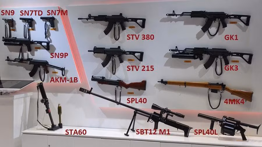 Thứ ba là súng STV đã loại bỏ hoàn toàn kiểu hộp khóa nòng hở với miếng che bụi như trên Galil Ace mà dùng cơ chế khóa nòng giống với AK, điều này tạo sự tin cậy và đơn giản hơn cho khẩu súng. Tuy nhiên chưa rõ việc chuyển đổi kiểu hộp khóa nòng cũng như cơ cấu khóa an toàn có khiến máy súng bị thay đổi hay không. Ảnh: Một số mẫu súng do Việt Nam tự chế tạo được mang đi triển lãm tại Indonesia trong đó có STV-215 và STV-380.