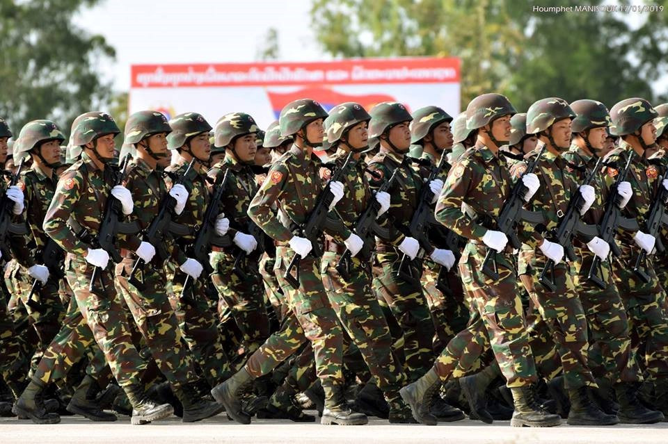 Hi vọng rằng trong thời gian sắp tới, chúng ta có thể nhanh chóng lựa chọn được mẫu súng trường tấn công tiêu chuẩn mới để thay thế cho những khẩu AK-47 đã phục vụ từ trong biên chế quân đội ta từ thời kháng chiến chống Mỹ, góp phần đưa quân đội tiến lên hiện đại, chính quy, tinh nhuệ, tạo cơ sở để người lính có thể hoàn thành tốt hơn nữa nhiệm vụ được giao khi được trang bị loại vũ khí mới. Ảnh: Khối duyệt binh bộ đội Lào hồi đầu năm 2019 với súng Galil Ace 32 do Việt Nam chế tạo.