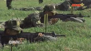 Kể từ khi Việt Nam nhập khẩu dây chuyền sản xuất súng trường bộ binh Galil Ace 32 và phiên bản carbin của nó là Galil Ace 31 từ Israel, nhiều người đã nghĩ rằng đây sẽ là mẫu súng trường tiêu chuẩn mới của bộ đội ta thay thế cho súng AK-47 huyền thoại đã phục vụ từ thời kháng chiến chống Mỹ. Ảnh: Bộ đội trình diễn tác xạ với súng trường tấn công Galil Ace 32.