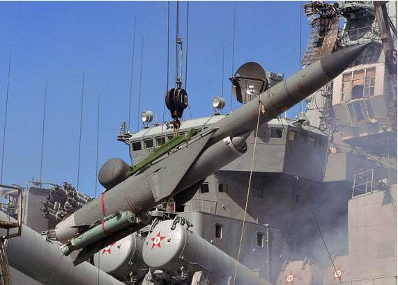 Việc tìm ra vũ khí để có thể đánh chìm tàu sân bay Mỹ từ lâu đã là cuộc chạy đua của các quốc gia kình địch với Mỹ; nhiều loại vũ khí chống tàu sân bay đã ra đời như tên lửa chống hạm, tên lửa đạn đạo chống hạm và thậm chí ngư lôi bong bóng siêu khoang. Tuy nhiên, những vũ khí nào trong số này, có thể gây ra mối đe dọa thực sự cho các hàng không mẫu hạm Mỹ? Ảnh: Tên lửa chống hạm P-500 Bazalt (SS-N-12) của Liên Xô.