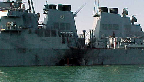 Chiến thuật dùng tàu chứa thuôc nổ tiến công theo kiểu tự sát vào tàu chiến Mỹ đã từng có những thành công; vào ngày 12/10/2000, nhóm khủng bố al-Qaeda sử dụng một xuồng nhỏ chở thuốc nổ RDX, áp sát tàu khu trục USS Cole của hải quân Mỹ, đang tiếp nhiên liệu tại cảng Aden của Yemen và kích nổ, vụ nổ làm USS Cole thủng một lỗ rộng 12 m ở mạn trái tàu cùng17 thủy thủ chết và 39 người bị thương, con tàu suýt nữa thì bị chìm ngay tại cảng. Ảnh: Tàu USS Cole với lỗ thủng lớn sau vụ đánh bom.