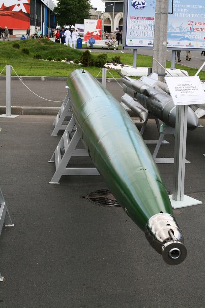 Ngoài ra, mặc dù Iran tuyên bố sản xuất được loại ngư lôi siêu tốc Hoot, chưa biết hiệu quả loại ngư lôi này của Iran đến đâu, nhưng các phương tiện phóng ngư lôi của Iran quá lạc hậu. Ba tàu ngầm lớp Kilo duy nhất đang trong tình trạng hư hỏng, tàu ngầm "Conqueror" nội địa lượng giãn nước chỉ 600 tấn; khả năng chiến đấu thực sự rất đáng lo ngại.