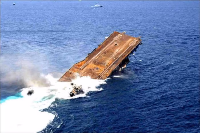 Cuối cùng, Hải quân Mỹ đã phải chủ động kích nổ khối thuốc nổ mạnh, được lắp đặt từ trước ở những vị trí hiểm yếu bên trong tàu sân bay, lúc này chiếc tàu sân bay được đem ra làm mục tiêu bắn tập kia mới chìm xuống biển sâu.