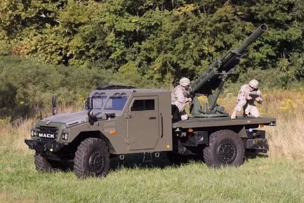 Việc sử dụng hệ thống hãm lùi - đẩy lên tiên tiến của Hawkeye, kết hợp cùng khung gầm chiếc xe việt dã đa dụng Humvee, trở thành chìa khóa để tạo ra một hệ thống pháo "siêu nhẹ", "siêu cơ động", cho phép thực hiện chiến thuật "bắn và cơ động".