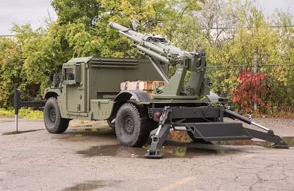 Lựu pháo Hawkeye sử dụng công nghệ giảm giật mềm, công nghệ này triệt tiêu tối đa lực giật lùi của khẩu pháo khi bắn. Bản chất của công nghệ nằm ở hệ thống hãm lùi - đẩy lên của pháo có cấu tạo đặc biệt, có thể triệt tiêu lực giật ngay sau khi thuốc phóng cháy; nhờ vậy năng lượng giật sau của pháo, có thể giảm khoảng 50% so với các loại pháo khác cùng cỡ.