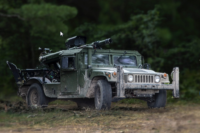 Hawkeye sử dụng cỡ đạn 105 mm có tính phổ biến cao và sử dụng khung gầm xe bọc thép Humvee có độ bền cao, do vậy các hoạt động bảo đảm hậu cần cho việc sử dụng và bảo dưỡng Hawkeye được đơn giản hóa đến mức tối đa. Việc sử dụng pháo tự hành Hawkeye rất dễ dàng, vì pháo được tự động hóa cao, do đó pháo thủ không cần đào tạo lâu dài và phức tạp như các loại pháo khác.