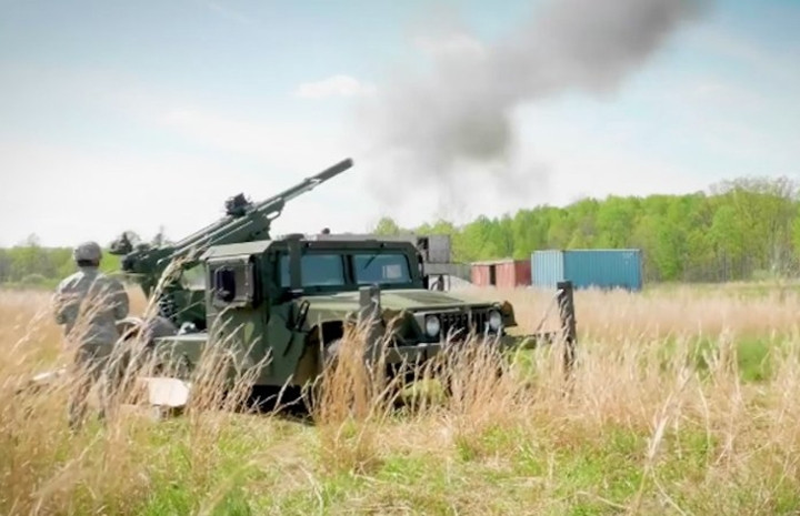 Với công nghệ giảm lực giật tối đa lên giá pháo, giúp cho việc giảm trọng lượng tổng thể của pháo, do vậy Hawkeye có trọng lượng nhẹ hơn nhiều so với các loại pháo thông thường có cùng cỡ nòng.