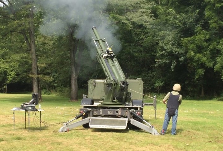 Tốc độ bắn tối đa của Hawkeye từ 10-12 viên/phút, với tốc độ bắn cao, lại sử dụng khung gầm của chiếc xe địa hình đa năng Humvee, sau khi bắn cấp tập vào mục tiêu, các khẩu đội Hawkeye có thể nhanh chóng cơ động, tránh cuộc phản công của đối phương; về tính năng này, Hawkeye vượt xa so với các loại pháo xe kéo như pháo lựu M102 và M119.