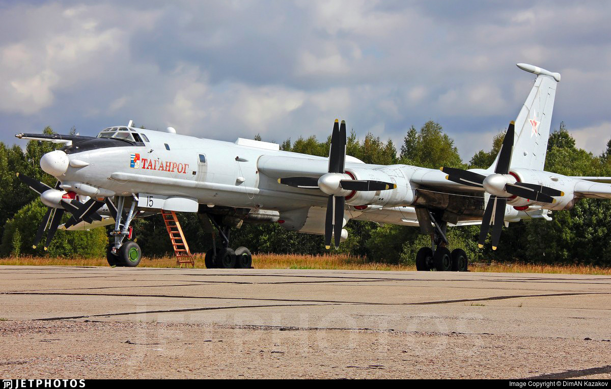 Các tài liệu được công bố cho biết, Tu-142 do Cục thiết kế Tupolev phát triển trên cơ sở khung thân máy bay ném bom chiến lược Tu-95. Chúng chính thức được đưa vào sản xuất năm 1968 tới năm 1994 với 100 chiếc. Hiện Không quân Hải quân Nga chỉ còn duy trì 12 chiếc Tu-142MK/M3 và 10 Tu-142MR. Tuy nhiên, thế là đủ để khiến đối phương phải dè chừng nếu muốn làm tới.