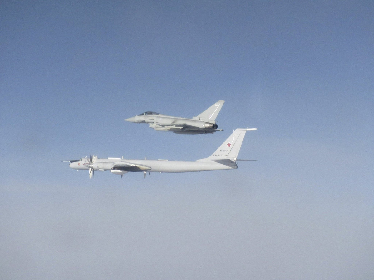 Các nguồn tin cho biết rằng, máy bay tiêm kích của Không quân Hoàng gia Anh đã được triển khai tới đánh chặn máy bay Tu-142 trước phản ứng "chậm" của Na Uy.