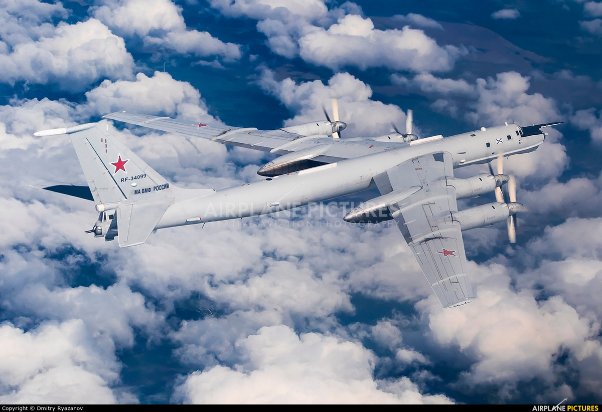 Với sải cánh lên tới 50m, dài 53,08m, cao 12,12m, trọng lượng rỗng 90 tấn, trọng lượng cất cánh tối đa 185 tấn, Tu-142 là máy bay chống ngầm to nhất hành tinh hiện nay.