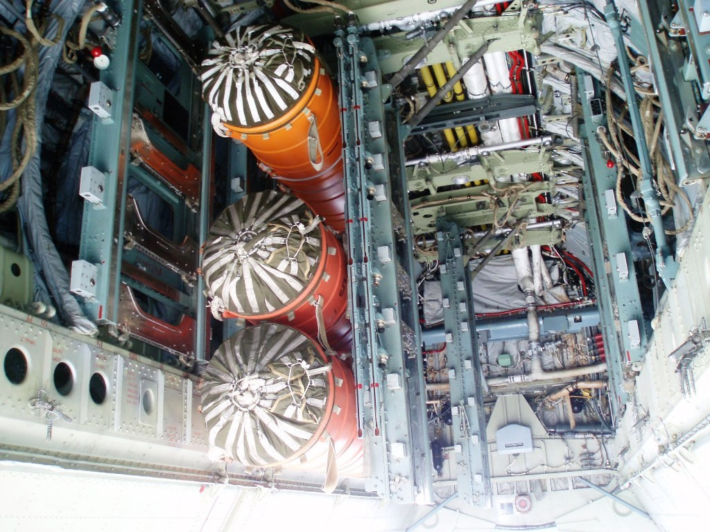 Tải trọng vũ khí của Tu-142 không được công bố rõ ràng, chỉ biết chúng có khả năng mang tải cực kỳ khủng khiếp với 2 khoang bom trong thân và các giá treo bên ngoài cánh và thân.