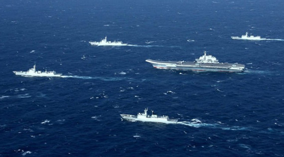 Việc Trung Quốc ngang nhiên bồi đắp và xây dựng trái phép các bãi đá, rạn san hô thành đảo nhân tạo, triển khai vũ khí đến các đảo này. Thời gian gần đây, Bắc Kinh cũng điều tàu bảo vệ bờ biển được trang bị vũ khí giống như một tàu hải quân tiêu chuẩn để hộ tống các tàu đánh cá. Ảnh: Nhóm tác chiến tàu sân bay Liêu Ninh (Trung Quốc) trong một lần xuất hiện ở Biển Đông.