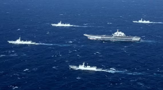 Việc Trung Quốc ngang nhiên bồi đắp và xây dựng trái phép các bãi đá, rạn san hô thành đảo nhân tạo, triển khai vũ khí đến các đảo này. Thời gian gần đây, Bắc Kinh cũng điều tàu bảo vệ bờ biển được trang bị vũ khí giống như một tàu hải quân tiêu chuẩn để hộ tống các tàu đánh cá. Ảnh: Nhóm tác chiến tàu sân bay Liêu Ninh (Trung Quốc) trong một lần xuất hiện ở Biển Đông.