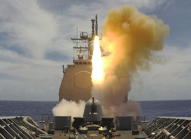 Mặc dù khả năng xảy ra chiến tranh giữa hai nước là thấp, nhưng không phải là không có, khi các vũ khí, khí tài quân sự của cả hai bên hoạt động thường xuyên với với tần suất cao hơn trên Biển Đông, và việc nhầm lẫn dẫn đến việc vô tình sử dụng vũ lực, gây tình trạng leo thang căng thẳng, là nguy cơ mà hai bên không thể lường trước được. Ảnh: Tuần dương hạm USS Shiloh của Mỹ phóng tên lửa trong một cuộc tập trận ở biển Philippines.