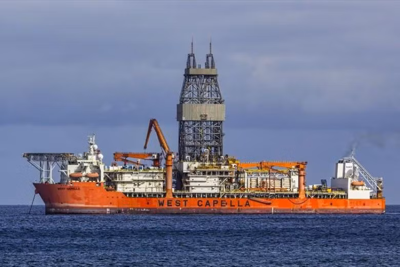 Gần đây nhất, Bộ Quốc phòng Trung Quốc cho biết, hải quân nước này đã “theo dõi và trục xuất” một tàu khu trục tên lửa dẫn đường của Mỹ vào ngày 28/4; Trung Quốc cho rằng, con tàu trên đã "xâm nhập" vào cái mà Bắc Kinh gọi là Tây Sa ở Biển Đông (quần đảo Hoàng Sa của Việt Nam đang bị Trung Quốc chiếm đóng trái phép). Ảnh: Tàu thăm dò West Capella do Petronas điều hành đang khảo sát trên Biển Đông.