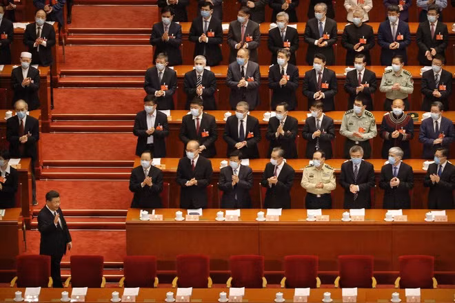 Trong bài phát biểu tại kỳ họp của Chính Hiệp Trung Quốc (tức Quốc hội), diễn ra ở Bắc Kinh hôm 26/5, Chủ tịch Tập Cận Bình yêu cầu quân đội nước này tăng cường huấn luyện, chuẩn bị cho chiến tranh. Ảnh: Chủ tịch Trung Quốc Tập Cận Bình vẫy tay chào các đại biểu tại phiên khai mạc kỳ họp thứ 3 của Chính Hiệp Trung Quốc Khóa 13, ngày 21/5.