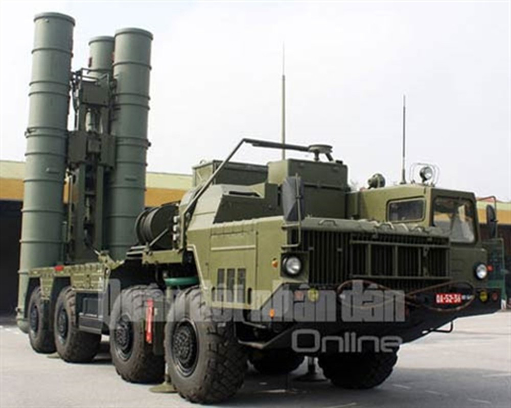 S-300 có khá nhiều phiên bản với mỗi kiểu một vẻ, một tính năng, Việt Nam hiện sở hữu các hệ thống S-300PMU1 (NATO gọi là SA-20 Gargoyle) được phát triển và hoàn thiện năm 1993 với hàng loạt cải tiến hiện đại so với các thế hệ trước đó như S-300P hay S-300PS/PM của bộ đội phòng không Liên Xô - Ảnh: QĐND Online.