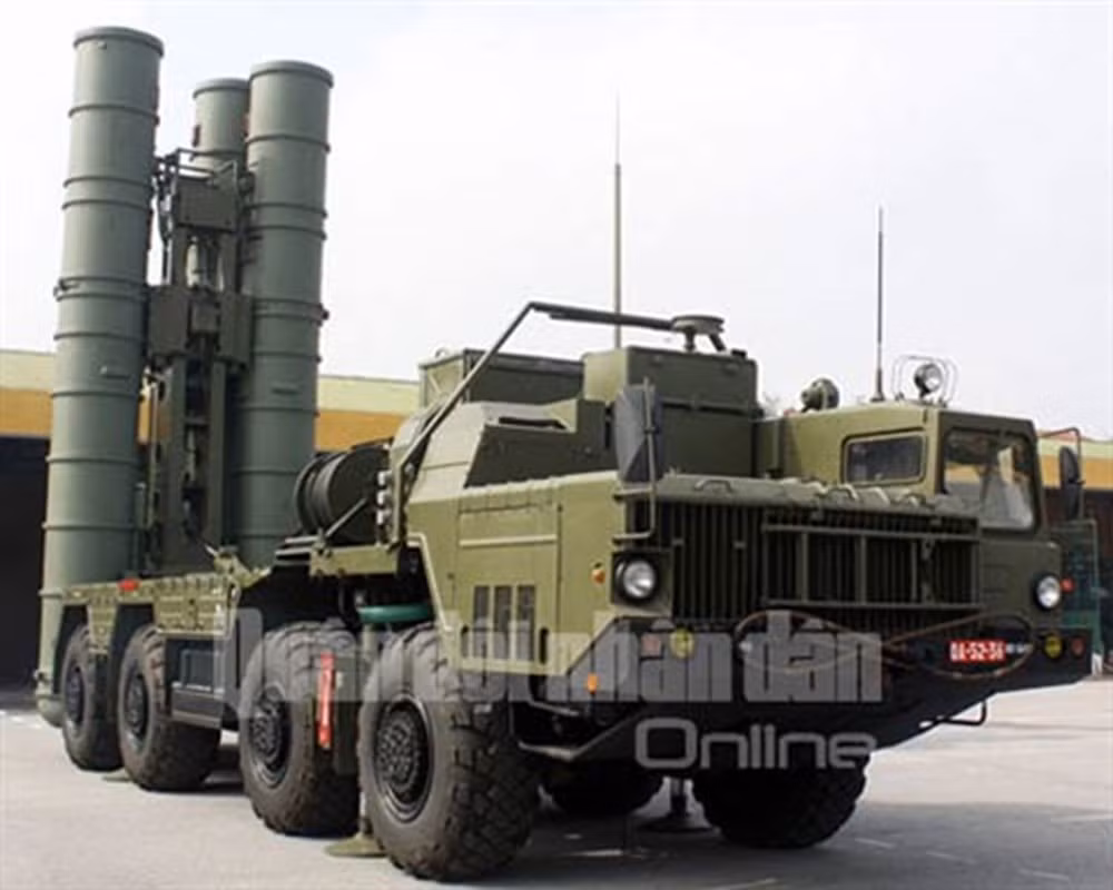 S-300 có khá nhiều phiên bản với mỗi kiểu một vẻ, một tính năng, Việt Nam hiện sở hữu các hệ thống S-300PMU1 (NATO gọi là SA-20 Gargoyle) được phát triển và hoàn thiện năm 1993 với hàng loạt cải tiến hiện đại so với các thế hệ trước đó như S-300P hay S-300PS/PM của bộ đội phòng không Liên Xô - Ảnh: QĐND Online.