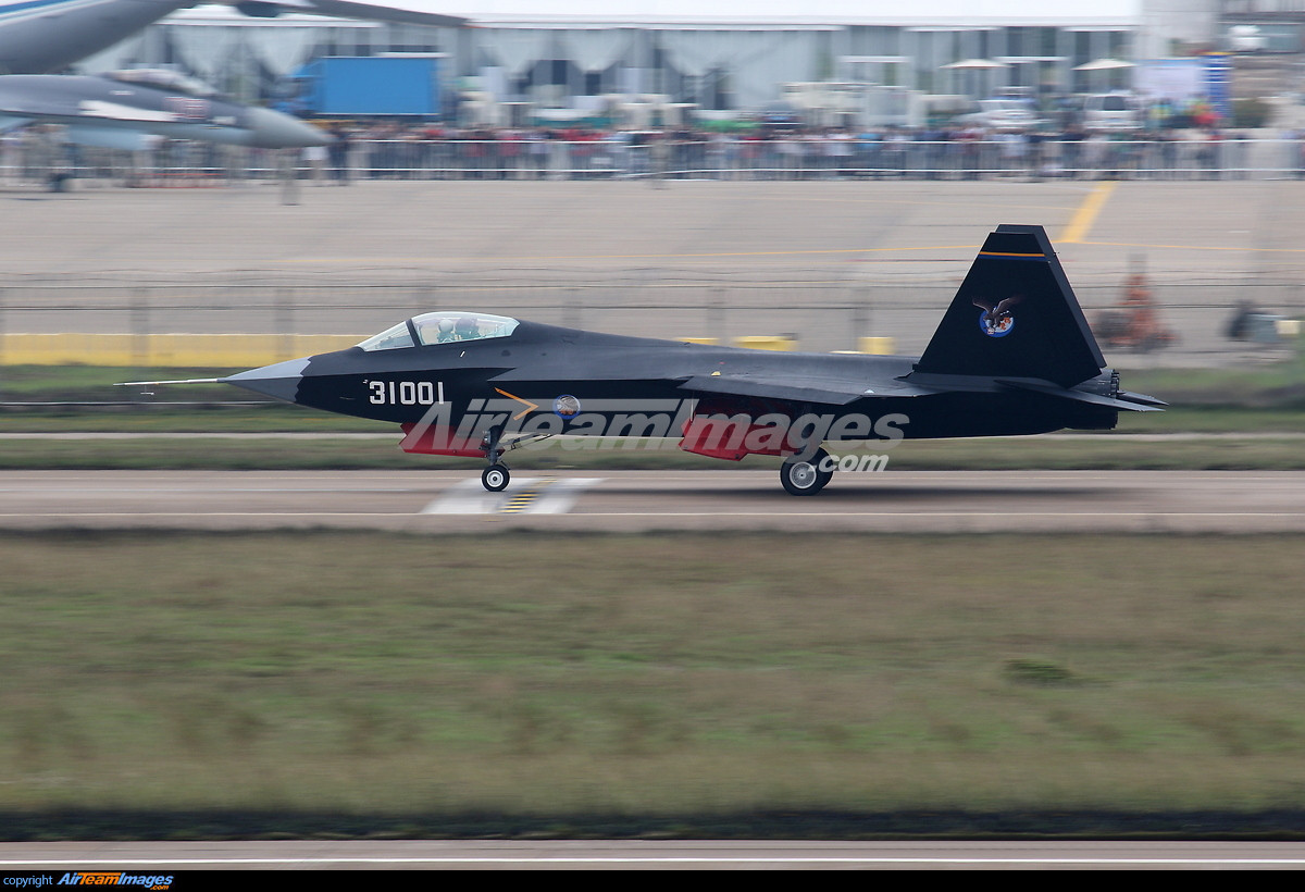 Động cơ của FC-31 cũng không sử dụng các vòi phun vector (vòi phun có thể điều chỉnh lên, xuống) như trên chiến đấu cơ F-22 Raptor của Mỹ. Máy bay có vòi vector có khả năng định hướng hướng luồng phụt của động cơ, giúp tăng khả năng cơ động.