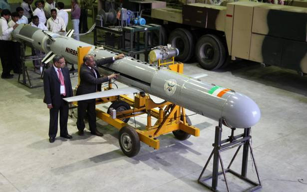 Còn tên lửa hành trình Nirbhay do Tổ chức Nghiên cứu và Phát triển Quốc phòng (DRDO) Ấn Độ độc lập phát triển, từ động cơ đến hệ thống dẫn đường, tất cả đều được sản xuất trong nước; đây là một trong những dự án phức tạp nhất trong lịch sử ngành công nghiệp quốc phòng của quốc gia Nam Á này. Ảnh: Tên lửa Nirbhay của Ấn Độ - Nguồn: Wikipedia