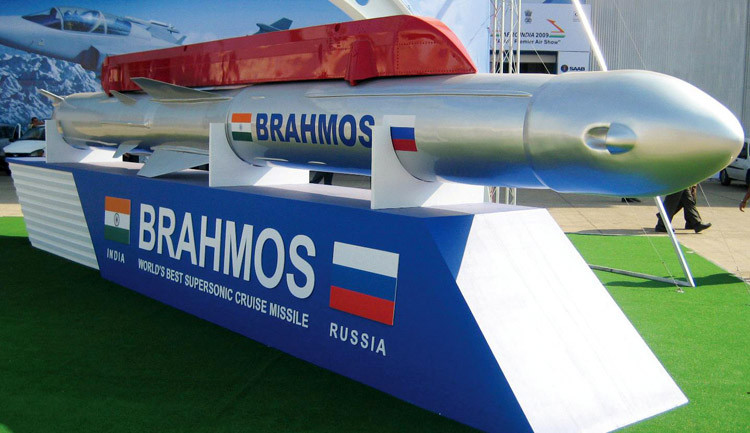 Tên lửa BrahMos được Ấn Độ phát triển liên doanh với Nga, trong khi Nirbhay được độc lập phát triển trong nước. BrahMos là tên lửa hành trình siêu thanh có nghĩa là bay nhanh hơn tốc độ âm thanh; trên thực tế, tên lửa BrahMos mới nhất có thể bay gấp 4-5 lần tốc độ âm thanh. Ảnh: Tên lửa BrahMos của liên doanh Nga-Ấn - Nguồn: Wikipedia