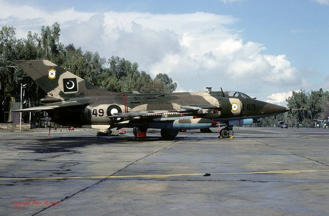 Mặc dù vậy, Không quân Pakistan vẫn được coi là quá yếu đuối trước Không quân Ấn Độ lớn mạnh với số lượng lớn máy bay chiến đấu hạng nặng Su-30MKI tiên tiến. Với một cuộc không chiến quy mô lớn trên bầu trời, chắc chắn Pakistan sẽ chịu sự lép vế và thậm chí là thua trắng tay. Ảnh: Một cường kích A-5 Nanchang của Không quân Pakistan.