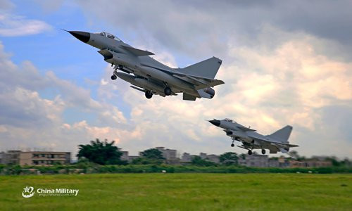 J-10 Chengdu có chiều dài 14.57m, sải cánh 8.78m, cao 4.78m, trọng lượng rỗng 9.750kg. Máy bay được trang bị một động cơ AL-31FN cho phép nó có thể đạt vận tốc tối đa Mach 1.9 và bán kính chiến đấu 550km tầm bay tối đa 1.850km và trần bay tối đa 18.000m. Ảnh: Biên đội J-10 cất cánh.