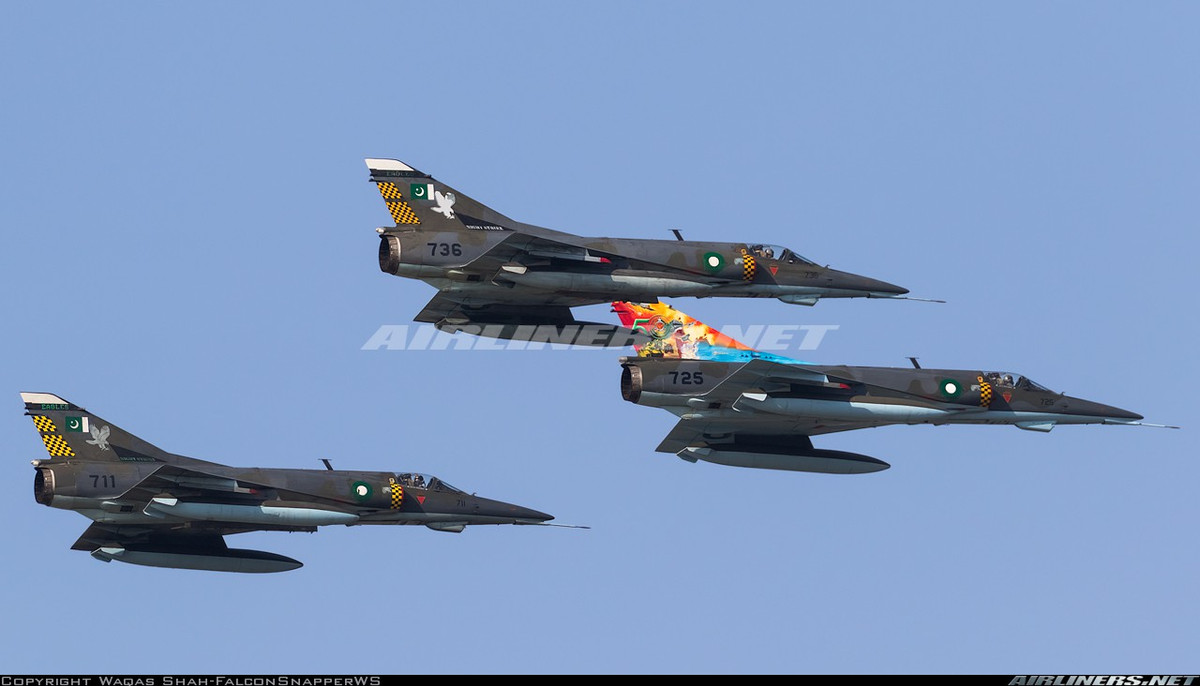 Lực lượng xương sống của Không quân Pakistan vẫn là các máy bay chiến đấu Mirage III với công nghệ từ những năm 1960 đã vô cùng lạc hậu. Cùng số lượng các tiêm kích J-7 Chengdu, đây vốn là phiên bản tiêm kích Mig-21 huyền thoại do Trung Quốc chế tạo cũng đã lạc hậu về nhiều mặt. Ảnh: Biên đội Mirage III của Pakistan.