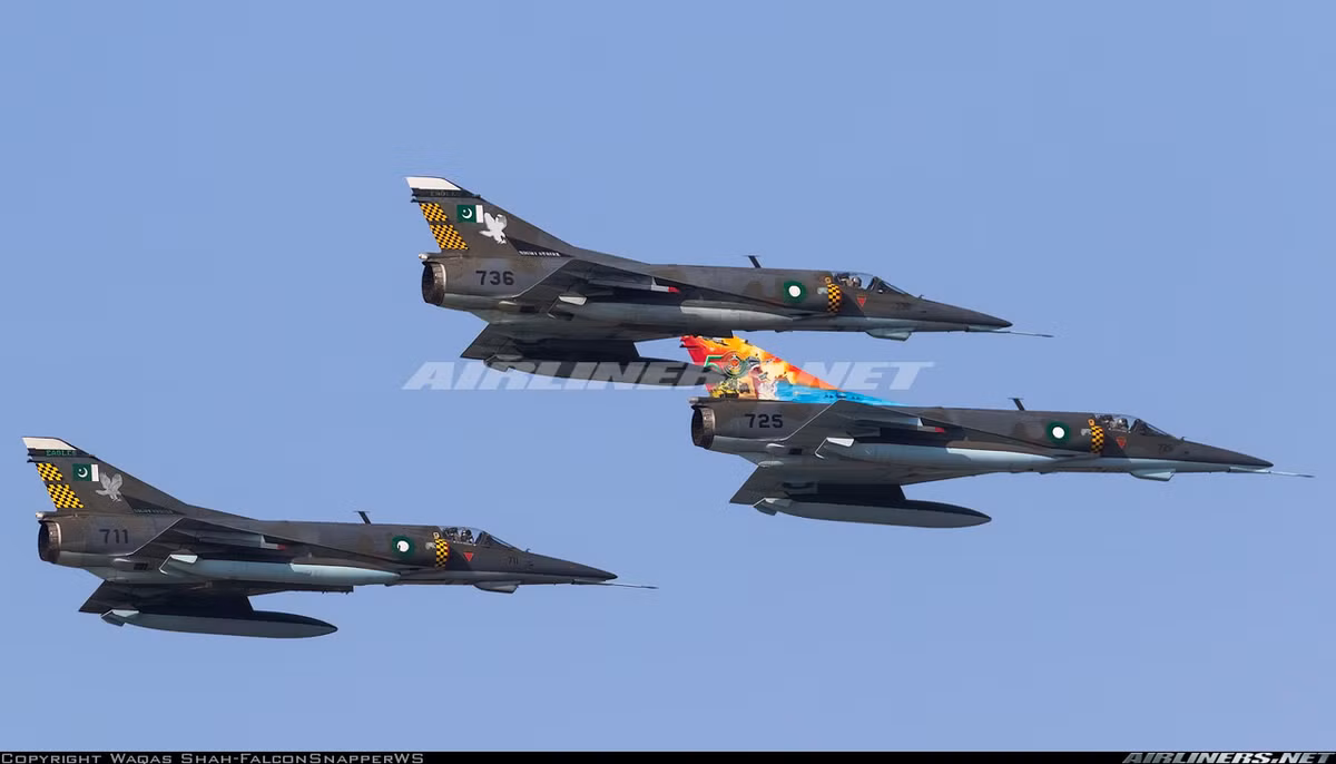 Lực lượng xương sống của Không quân Pakistan vẫn là các máy bay chiến đấu Mirage III với công nghệ từ những năm 1960 đã vô cùng lạc hậu. Cùng số lượng các tiêm kích J-7 Chengdu, đây vốn là phiên bản tiêm kích Mig-21 huyền thoại do Trung Quốc chế tạo cũng đã lạc hậu về nhiều mặt. Ảnh: Biên đội Mirage III của Pakistan.