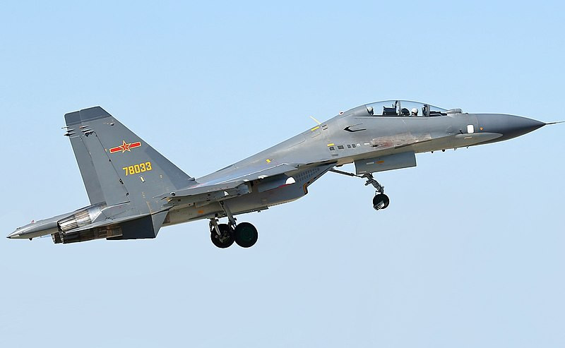 Máy bay chiến đấu Su-30MKI bắt đầu được phát triển theo yêu cầu của Không quân Ấn Độ vào năm 1995. Sukhoi và Hiệp hội sản xuất máy bay Irkutsk (nay là Irkutsk) chịu trách nhiệm thiết kế và sản xuất máy bay. Từ năm 1995 đến 1998, Sukhoi đã chế tạo hai nguyên mẫu Su-30MKI để bay thử. Ảnh: Máy bay chiến đấu Su-30MKK của Trung Quốc - Nguồn: Sina
