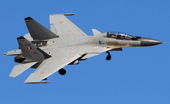 Trước những nghi ngờ này, Subhash Bamley, một quan chức của Bộ Quốc phòng Ấn Độ cho rằng, lý do chính cho chi phí của Su-30MKI cao hơn là do các thông số kỹ thuật của Su-30 Nga và Su-30MKI của Ấn Độ không giống nhau. Việc so sánh ở trên có thể không phù hợp. Ảnh: Máy bay chiến đấu Su-30MKI của Ấn Độ - Nguồn: Sina