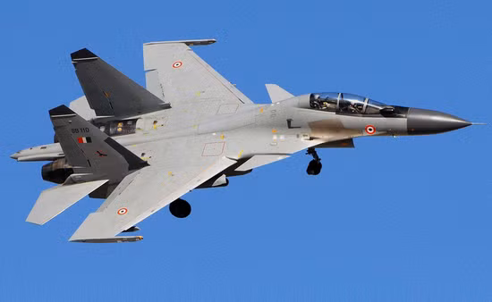 Trước những nghi ngờ này, Subhash Bamley, một quan chức của Bộ Quốc phòng Ấn Độ cho rằng, lý do chính cho chi phí của Su-30MKI cao hơn là do các thông số kỹ thuật của Su-30 Nga và Su-30MKI của Ấn Độ không giống nhau. Việc so sánh ở trên có thể không phù hợp. Ảnh: Máy bay chiến đấu Su-30MKI của Ấn Độ - Nguồn: Sina