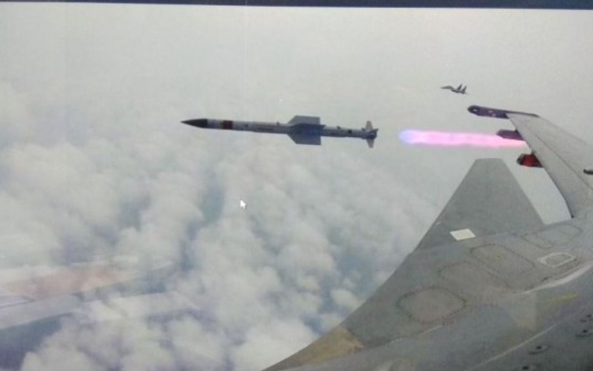 Nguyên mẫu đầu tiên bay bay thử vào tháng 7/1997, việc sản xuất hàng loạt của Su-30MKI bắt đầu ở nhà máy Irkutsk vào năm 2000. Su-30MKI được sản xuất loạt đã hoàn thành chuyến bay đầu tiên vào tháng 11/2000. Vào tháng 10/2000, Ấn Độ đã ký một biên bản ghi nhớ với Nga để bắt đầu sản xuất Su-30MKI tại một nhà máy của HAL tại Ấn Độ. Ảnh: Máy bay chiến đấu Su-30MKI phóng tên lửa Astra - Nguồn: Defence Ministry/Twitter