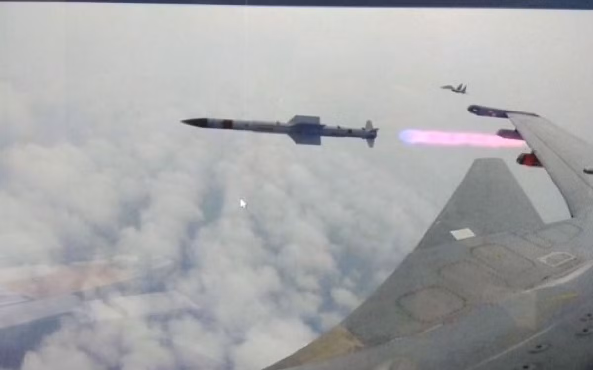 Nguyên mẫu đầu tiên bay bay thử vào tháng 7/1997, việc sản xuất hàng loạt của Su-30MKI bắt đầu ở nhà máy Irkutsk vào năm 2000. Su-30MKI được sản xuất loạt đã hoàn thành chuyến bay đầu tiên vào tháng 11/2000. Vào tháng 10/2000, Ấn Độ đã ký một biên bản ghi nhớ với Nga để bắt đầu sản xuất Su-30MKI tại một nhà máy của HAL tại Ấn Độ. Ảnh: Máy bay chiến đấu Su-30MKI phóng tên lửa Astra - Nguồn: Defence Ministry/Twitter