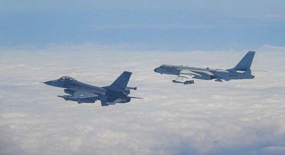 Việc kiểm soát vùng trời gần góc tây nam của “Vùng nhận dạng phòng không” của Đài Loan, nằm ở đầu phía nam của eo biển Bashi, đã trở thành “con hổ ngáng đường” đối với không quân PLA trên con đường tiến ra Tây Thái Bình Dương. Ảnh: Eo biển Bashi, lối chắn ra Thái Bình Dương của PLA - Nguồn: Wikipedia