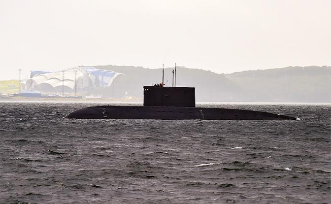 Tại Tartus, Hải quân Mỹ đã phát hiện ra sự vắng mặt của một chiếc tàu ngầm Kilo đang neo đậu tại đây. Hải quân Mỹ cực kỳ quan tâm đến việc chiếc tàu này đi đâu và tại sao nó lại lặng lẽ rời cảng? Ảnh: Tàu ngầm diesel Kilo của Hạm đội Thái Bình Dương Nga - Nguồn: Yuri Smityuk/TASS