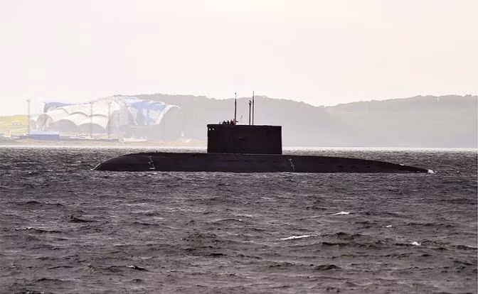 Tại Tartus, Hải quân Mỹ đã phát hiện ra sự vắng mặt của một chiếc tàu ngầm Kilo đang neo đậu tại đây. Hải quân Mỹ cực kỳ quan tâm đến việc chiếc tàu này đi đâu và tại sao nó lại lặng lẽ rời cảng? Ảnh: Tàu ngầm diesel Kilo của Hạm đội Thái Bình Dương Nga - Nguồn: Yuri Smityuk/TASS