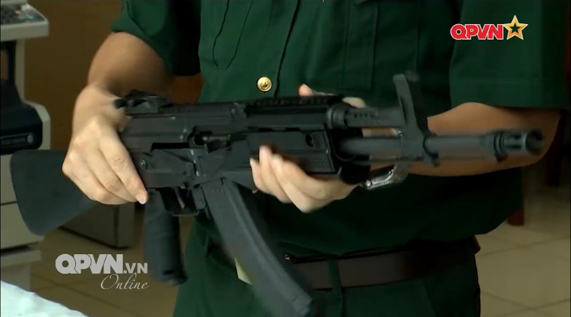 Thứ ba, súng sử dụng cơ cấu chuyển đổi chế độ bắn và khóa an toàn tương tự dòng AK, tay kéo bệ khóa nòng cũng giống dòng AK và khác với dòng STV-215/380. Báng súng sử dụng thiết kế thẳng kiểu AKM và có thể gập sang bên phải. Thước ngắm được chuyển về cuối nắp hộp khóa nòng. Ảnh: Cận cảnh súng tiểu liên STV-410.