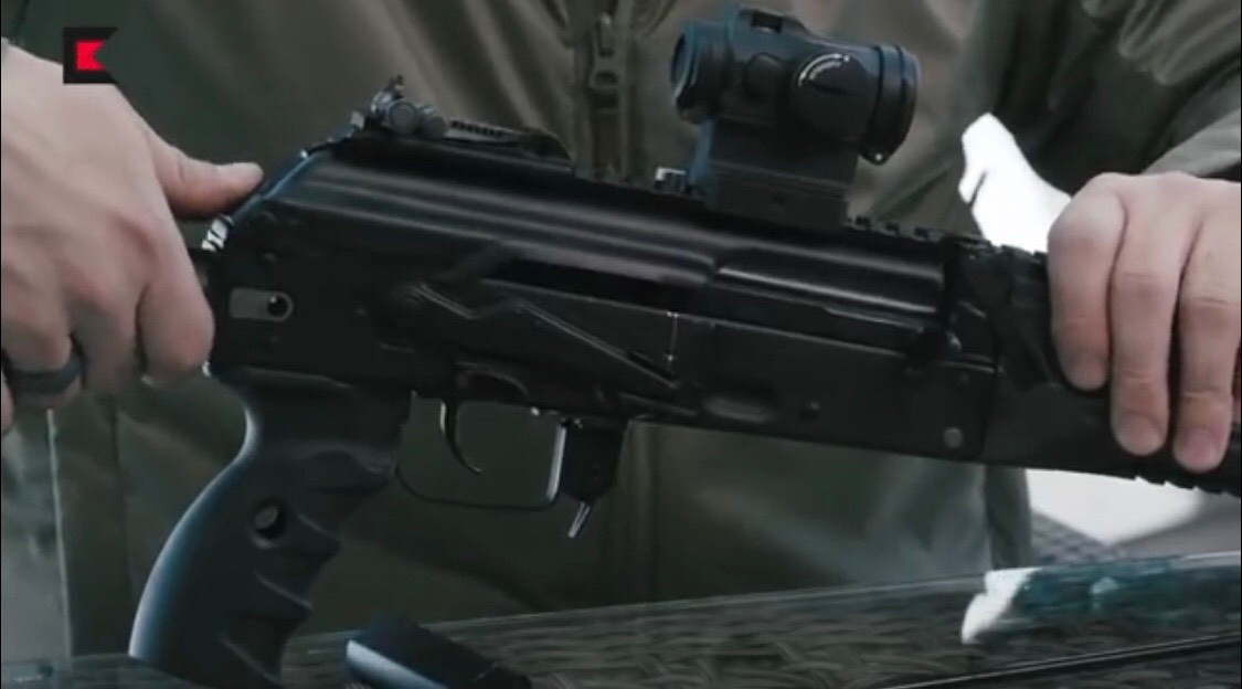 Kết luận lại ta có thể thấy, dù bề ngoài được đánh giá là khá giống dòng súng AK-12/15 của hãng Kalashnikov Concern nổi tiếng tuy nhiên khi tìm qua những thông tin nhận định thì súng STV-410 của Việt Nam có khá nhiều điểm khác biệt dễ dàng nhận thấy qua ốp lót tay, thân súng và cơ cấu cố định nắp hộp khóa nòng. Ảnh: Súng AK-12/15 của hãng KC Nga. Ảnh: Kalashnikov.