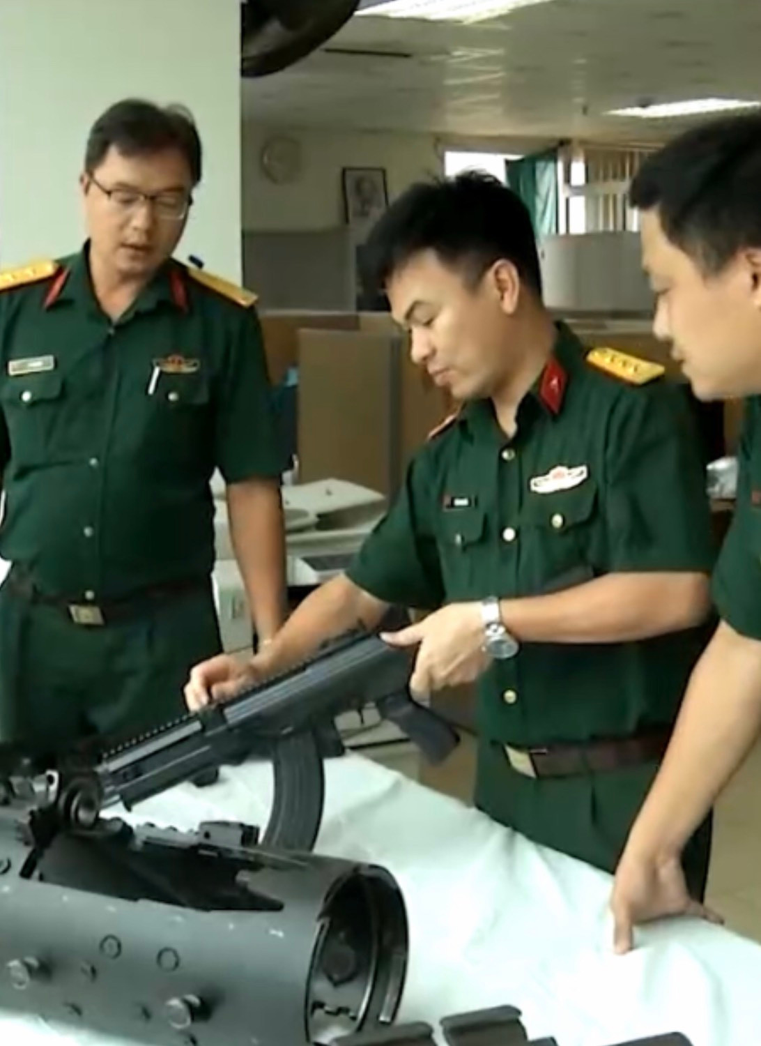 Thứ hai, ray Picatinny của STV-410 được kéo dài từ phía trên ốp lót tay cho đến hết nắp hộp khóa nòng một cách liên tục, không bị ngắt quãng như trên STV-215/380 cho súng một kết cấu thống nhất, kiểu dáng hiện đại và kính ngắm sẽ có nhiều vị trí để lắp đặt hơn so với trên dòng STV-215/380. Ảnh: Cán bộ của Viện vũ khí đang thao tác mở nắp hộp khóa nòng của STV-410.