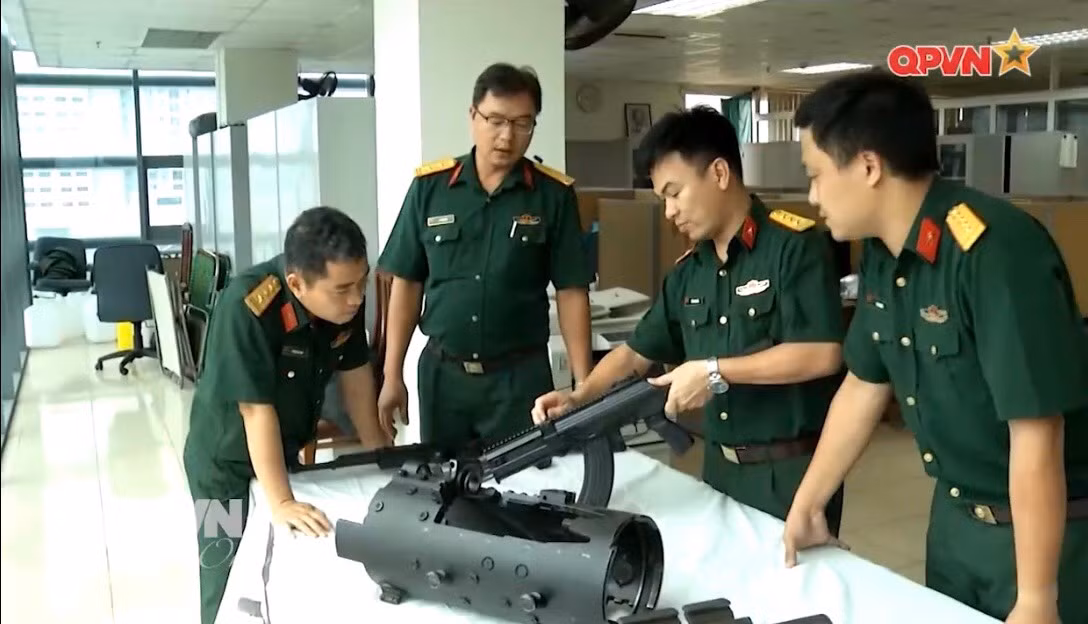 Tuy vậy chỉ khi được chính thức lên sóng truyền hình, chúng ta mới có thể nhìn nhận nhiều góc cạnh tổng quan hơn của khẩu súng, từ đó đưa ra những bình luận chính xác nhất, đặc biệt là phía bên phải thân súng vốn chưa có hình ảnh sắc nét trước đây. Ảnh: Cán bộ Viện vũ khí với súng tiểu liên STV-410.
