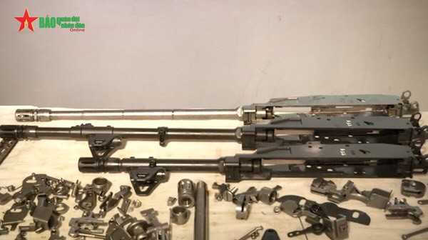 Nhìn chung, súng STV-410 có độ hoàn thiện và nhiều tính năng ưu việt hơn dòng STV-215/380 vốn đã được lựa chọn để sản xuất trang bị đại trà nhằm thay thế tiểu liên AK trong thời gian gần. Tuy vậy, giá thành của STV-410 chắc chắn cũng sẽ cao hơn so với dòng súng vốn được sửa đổi lại từ Galil Ace. Chưa rõ trong tương lai STV-410 có được chấp nhận đưa vào biên chế hay không tuy nhiên với những ưu điểm của nó, STV-410 hoàn toàn xứng đáng được trang bị cho những lực lượng đặc biệt tinh nhuệ của Quân đội ta như Hải quân đánh bộ, Đặc công hay Đặc nhiệm Biên phòng. Ảnh: Chi tiết thân và nòng súng Galil Ace do nhà máy Z-111 sản xuất.