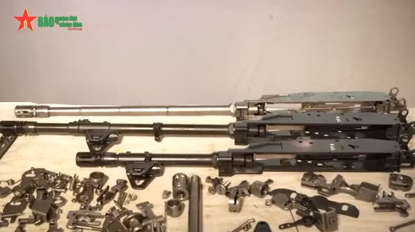 Nhìn chung, súng STV-410 có độ hoàn thiện và nhiều tính năng ưu việt hơn dòng STV-215/380 vốn đã được lựa chọn để sản xuất trang bị đại trà nhằm thay thế tiểu liên AK trong thời gian gần. Tuy vậy, giá thành của STV-410 chắc chắn cũng sẽ cao hơn so với dòng súng vốn được sửa đổi lại từ Galil Ace. Chưa rõ trong tương lai STV-410 có được chấp nhận đưa vào biên chế hay không tuy nhiên với những ưu điểm của nó, STV-410 hoàn toàn xứng đáng được trang bị cho những lực lượng đặc biệt tinh nhuệ của Quân đội ta như Hải quân đánh bộ, Đặc công hay Đặc nhiệm Biên phòng. Ảnh: Chi tiết thân và nòng súng Galil Ace do nhà máy Z-111 sản xuất.