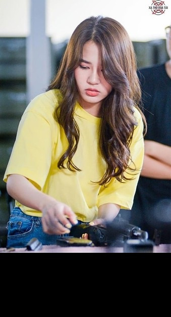 Súng tiểu liên AKn là loại súng tiểu liên do Việt Nam tự sản xuất tại nhà máy Z111. Ưu điểm súng là thay thế các phụ kiện bằng gỗ bởi các phụ kiện làm bằng nhựa, giúp súng có trọng lượng nhẹ hơn đáng kể so với AK-47 truyền thống. Ảnh: Nữ nhân vật trải nghiệm tập tháo lắp súng tiểu liên AKn. Nguồn ảnh: Xạ thủ đua tài.