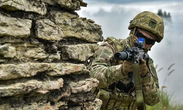 Bức ảnh này giới thiệu về nắp hộp khóa nòng mới của khẩu AK-74 với đường ray Picatinny, cho phép dễ dàng lắp đặt ống ngắm cũng như các loại phụ kiện khác - Nguồn: BQP Nga.