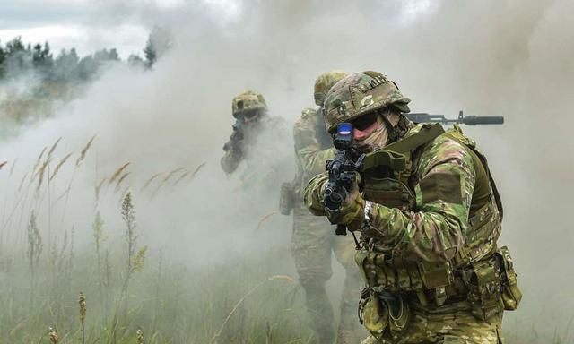 Hình ảnh cho thấy lính dù Nga được trang bị tiểu liên AK-74M, lắp súng phóng lựu GP30, được trang bị kính ngắm điểm đỏ 1P87 và loa che lửa của súng được thay thế - Nguồn: BQP Nga.