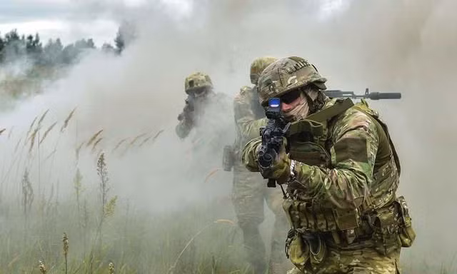 Hình ảnh cho thấy lính dù Nga được trang bị tiểu liên AK-74M, lắp súng phóng lựu GP30, được trang bị kính ngắm điểm đỏ 1P87 và loa che lửa của súng được thay thế - Nguồn: BQP Nga.